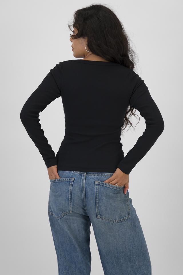 Mercedes (She/Her) wears size S and is 166cm tall with 81cm chest and 69cm waist