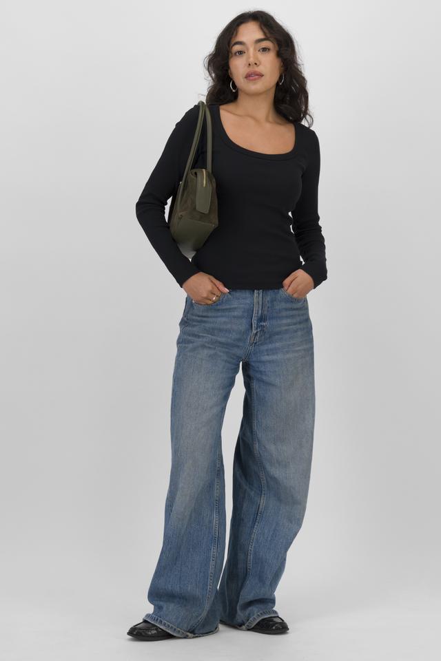 Mercedes (She/Her) wears size S and is 166cm tall with 81cm chest and 69cm waist