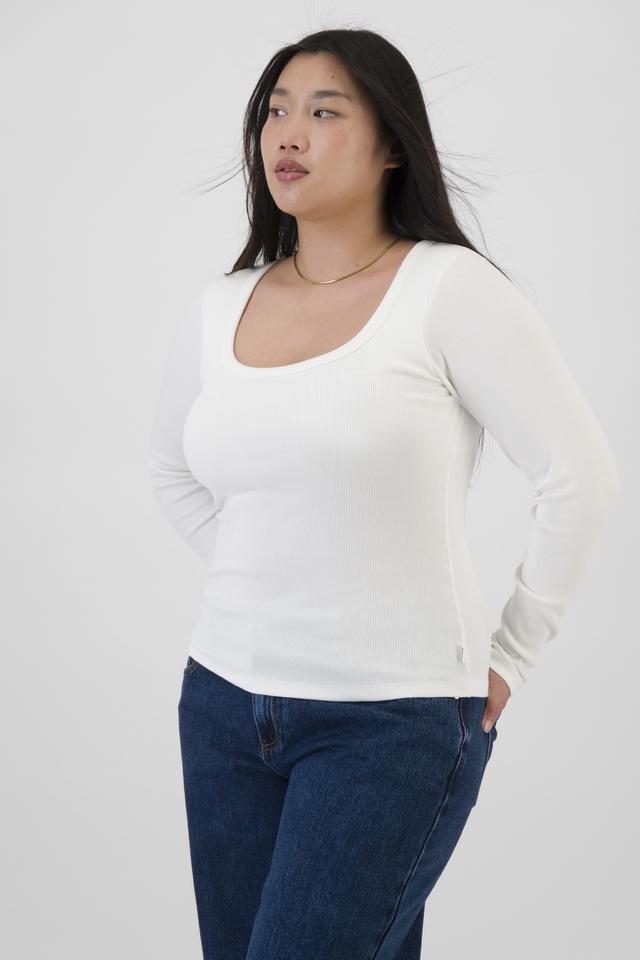 Chloe (She/Her) wears size L and is 165cm tall with 95cm chest and 78cm waist