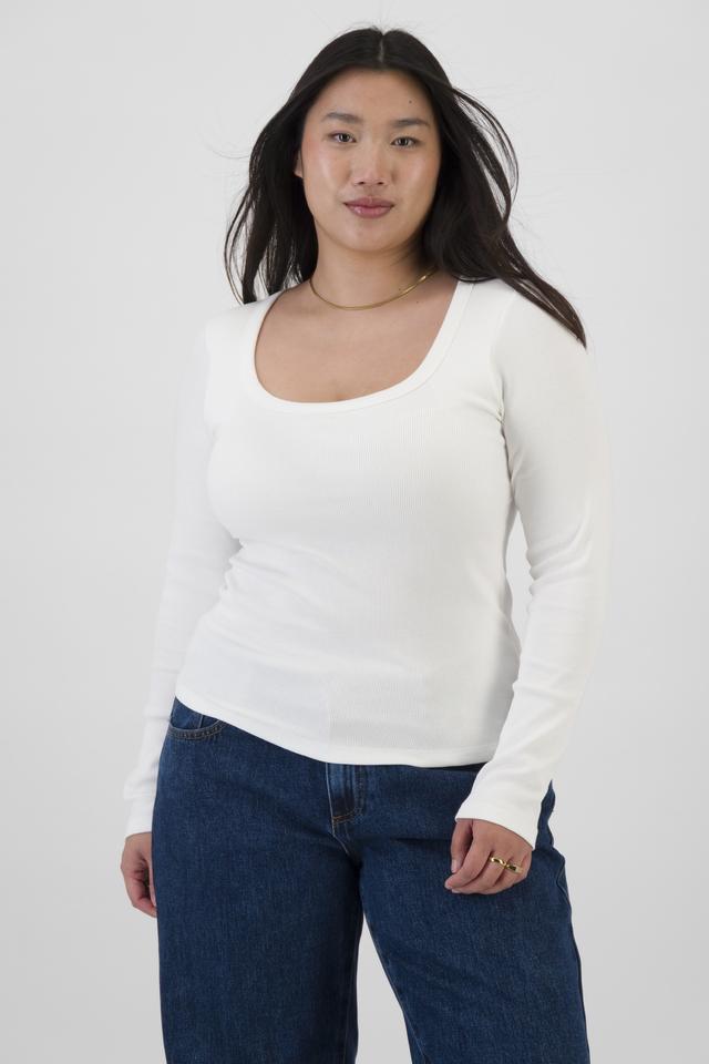 Chloe (She/Her) wears size L and is 165cm tall with 95cm chest and 78cm waist