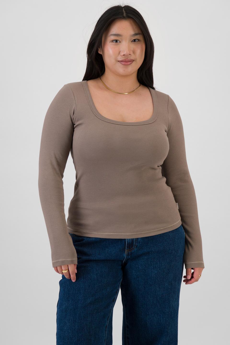 Chloe (She/Her) wears size L and is 165cm tall with 95cm chest and 78cm waist