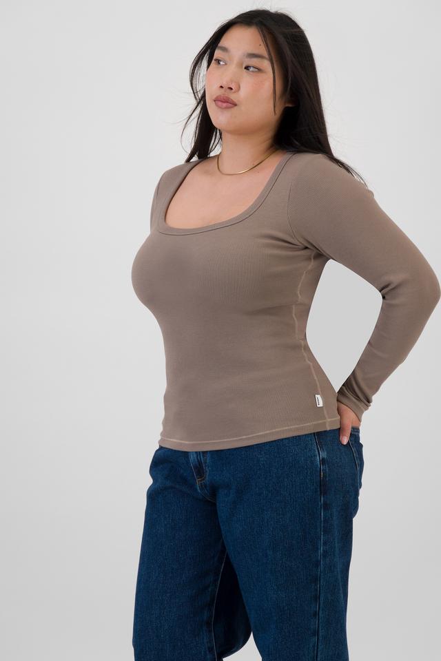 Chloe (She/Her) wears size L and is 165cm tall with 95cm chest and 78cm waist
