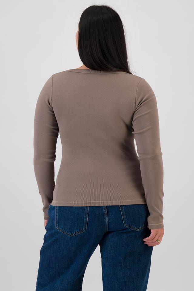 Chloe (She/Her) wears size L and is 165cm tall with 95cm chest and 78cm waist