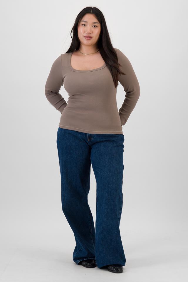 Chloe (She/Her) wears size L and is 165cm tall with 95cm chest and 78cm waist