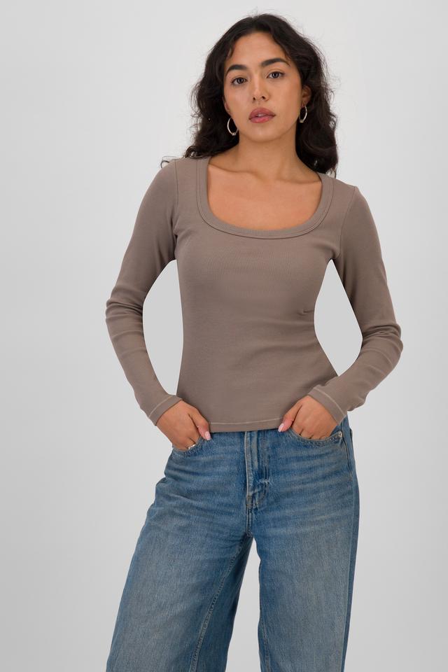 Mercedes (She/Her) wears size S and is 166cm tall with 81cm chest and 69cm waist