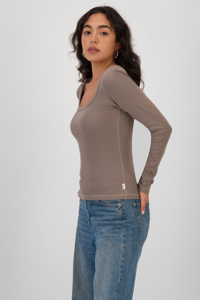 Mercedes (She/Her) wears size S and is 166cm tall with 81cm chest and 69cm waist