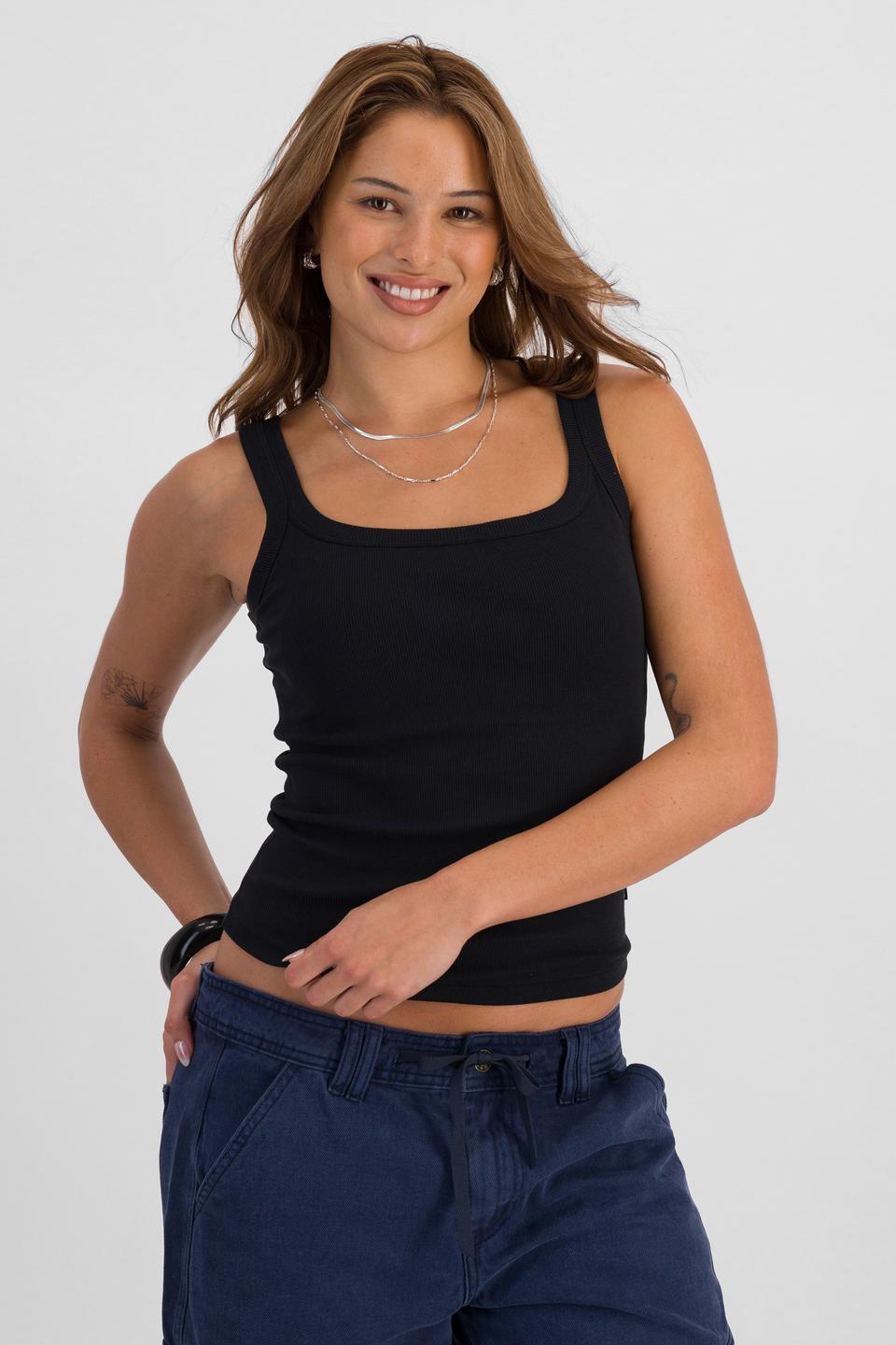 Melissa (She/Her) wears size S and is 169cm tall with 86cm chest and 66cm waist