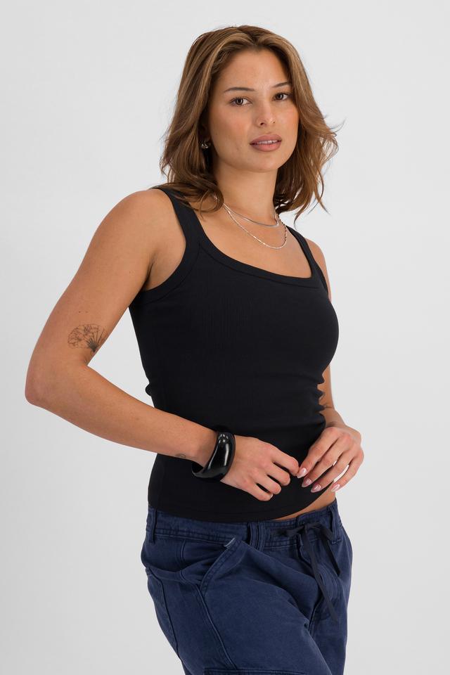 Melissa (She/Her) wears size S and is 169cm tall with 86cm chest and 66cm waist