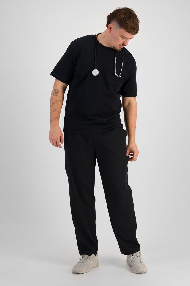Jake (He/Him) wears size XL and is 195cm tall with 115.57cm chest and 106.68cm waist