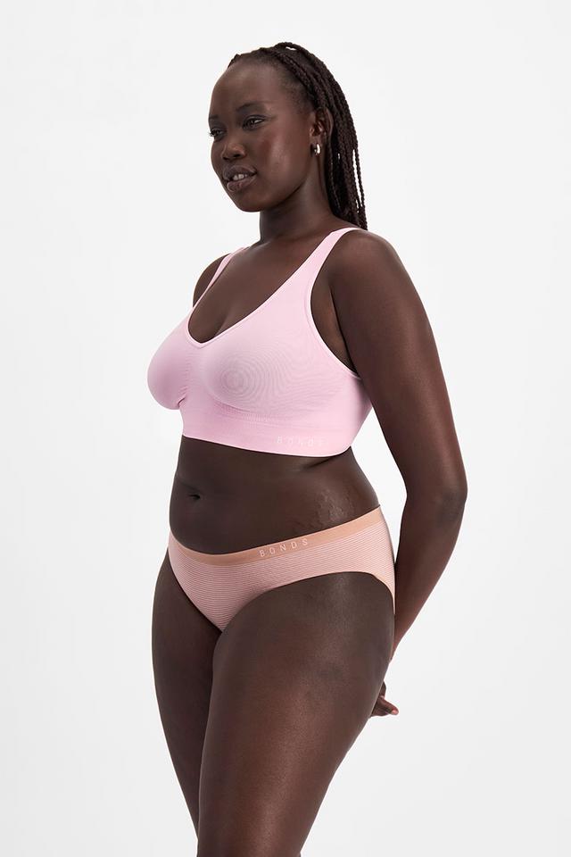 Victoria (She/Her) wears size 14 and is 178cm tall with 96cm chest and 78cm waist