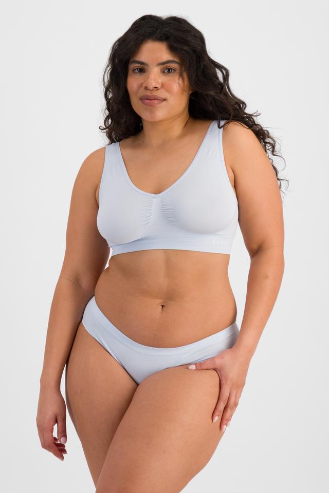 Laura (She/Her) wears size 14 and is 165cm tall with 94cm chest and 76cm waist