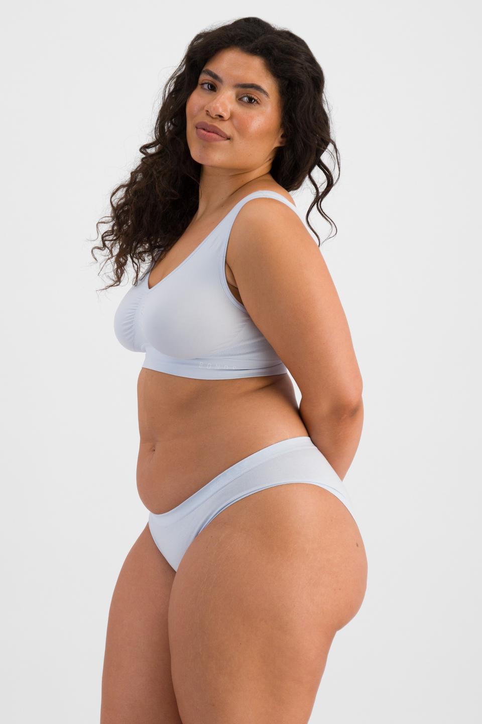 Laura (She/Her) wears size 14 and is 165cm tall with 94cm chest and 76cm waist