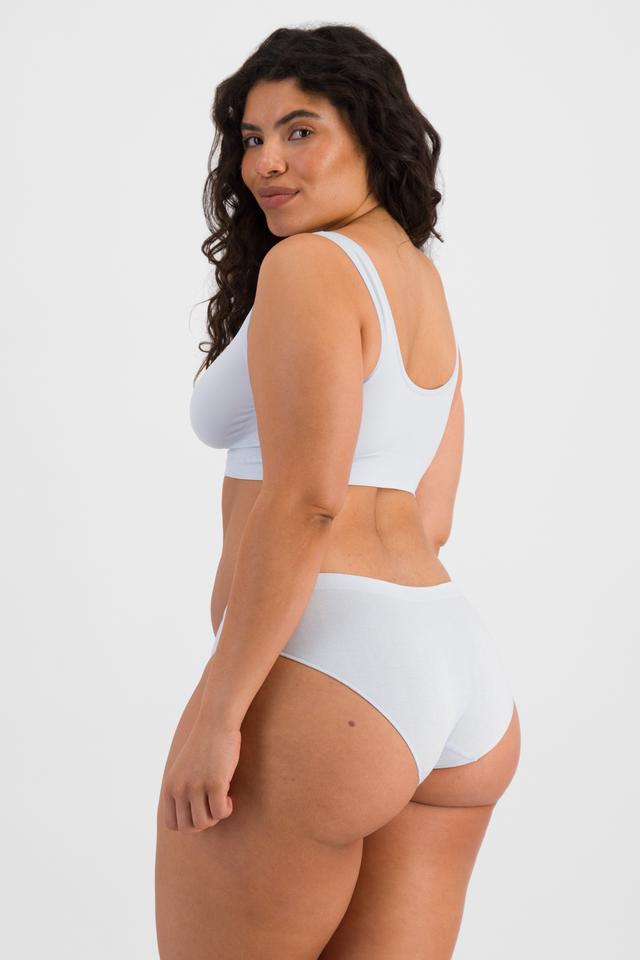 Laura (She/Her) wears size 14 and is 165cm tall with 94cm chest and 76cm waist