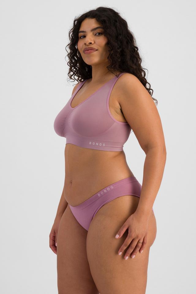Laura (She/Her) wears size 14 and is 165cm tall with 94cm chest and 76cm waist