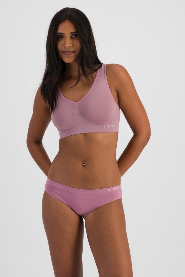 NAYA (She/Her) wears size 10 and is 174cm tall with 80cm chest and 63cm waist