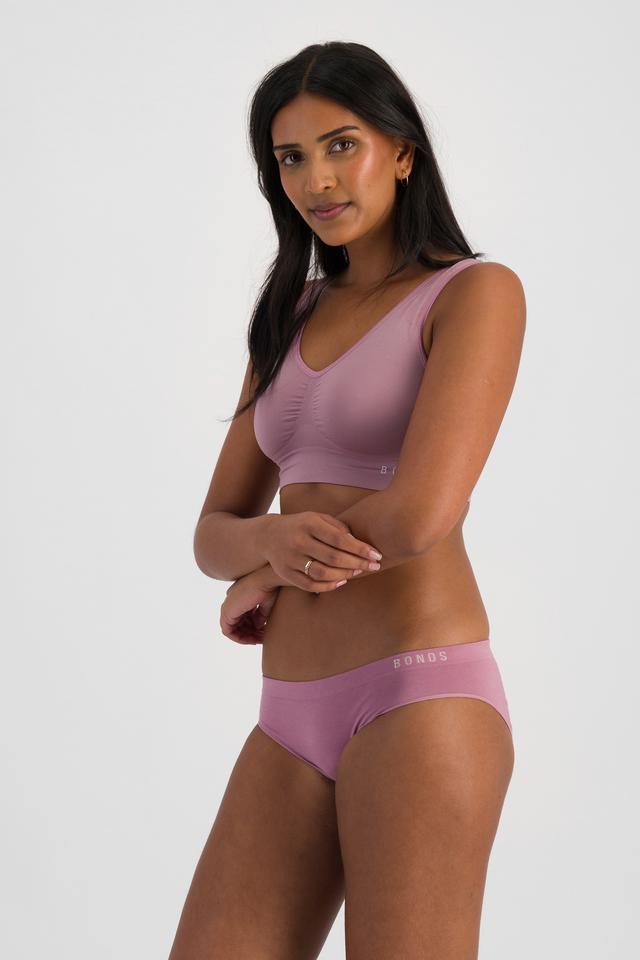 NAYA (She/Her) wears size 10 and is 174cm tall with 80cm chest and 63cm waist