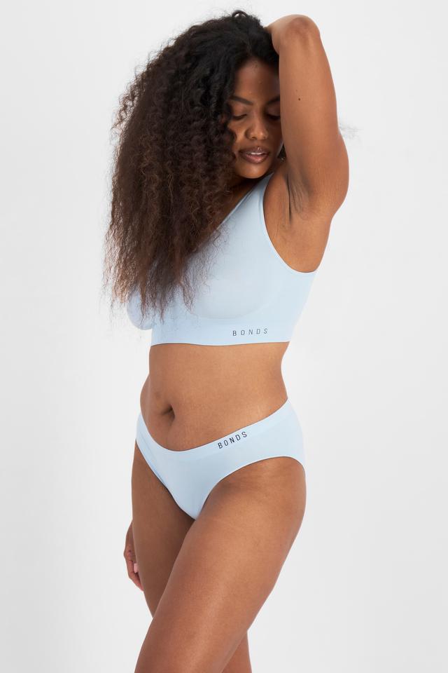 Cassaera (She/Her) wears size 14 and is 180cm tall with 107cm chest and 82cm waist