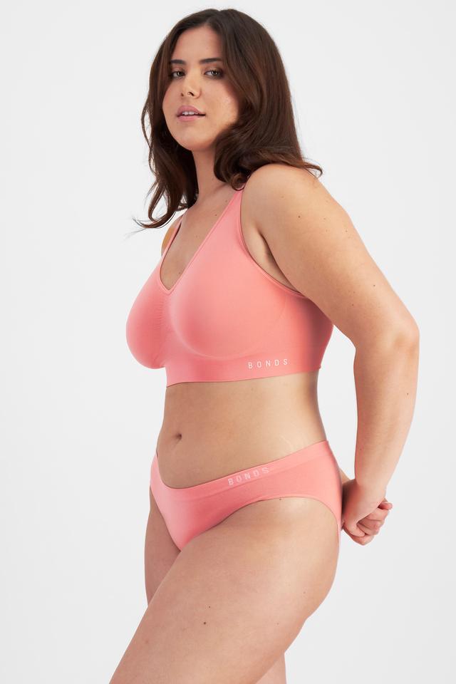 Bella (She/Her) wears size 14 and is 173cm tall with 95cm chest and 77cm waist