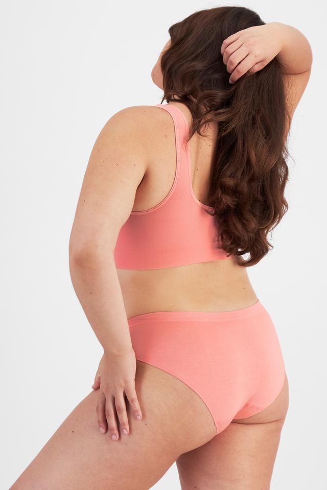 Bella (She/Her) wears size 14 and is 173cm tall with 95cm chest and 77cm waist