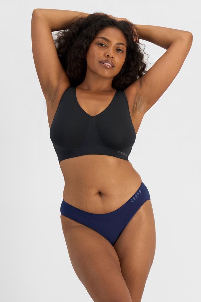Cassaera (She/Her) wears size 14 and is 180cm tall with 107cm chest and 82cm waist