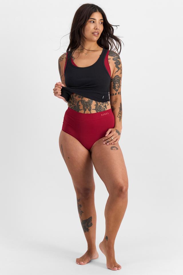 Aki (She/Her) wears size 10 and is 169cm tall with 90cm chest and 74cm waist