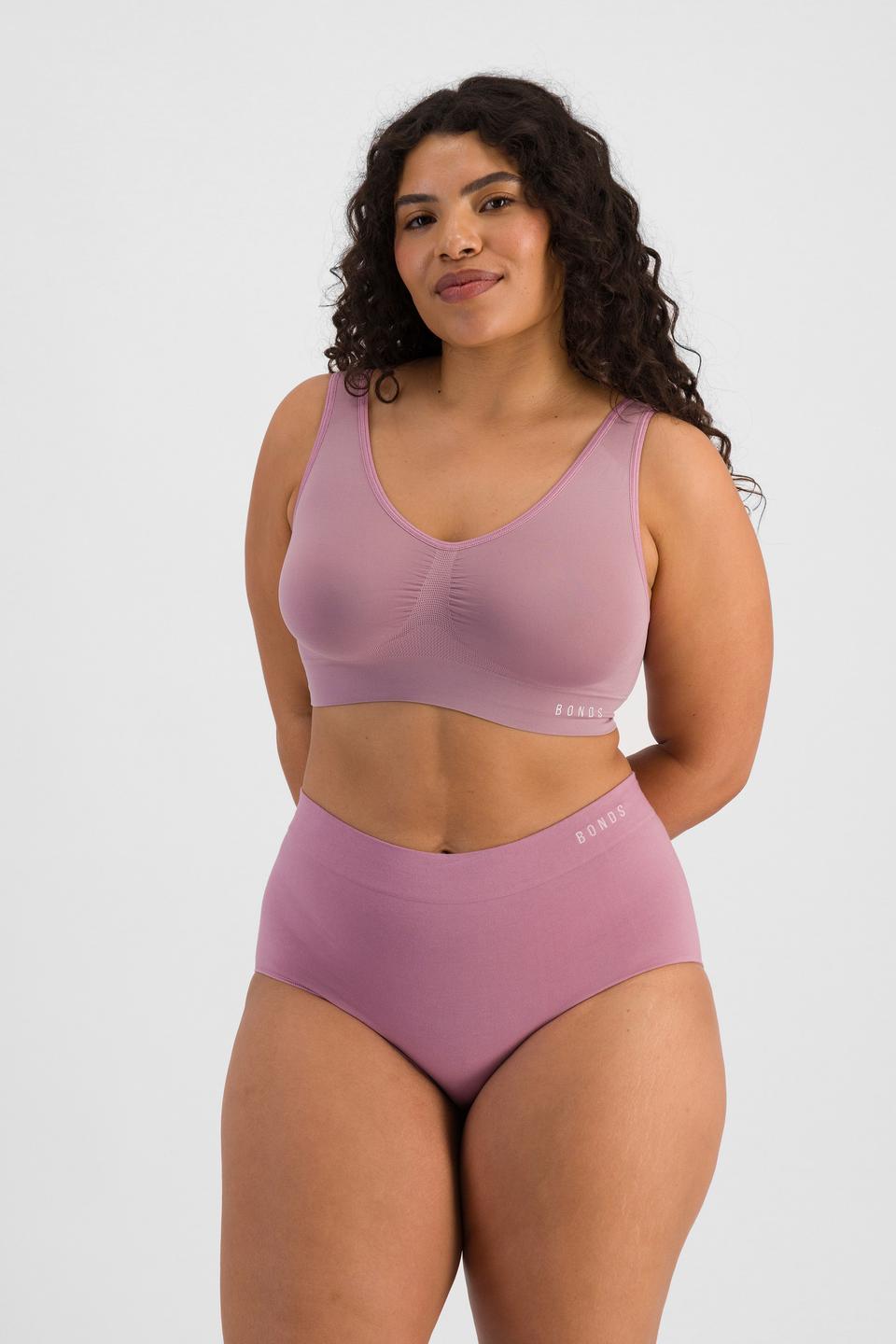 Laura (She/Her) wears size 14 and is 165cm tall with 94cm chest and 76cm waist