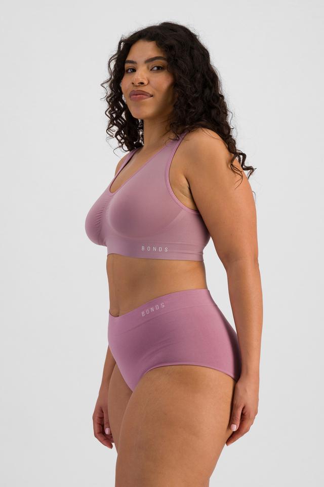 Laura (She/Her) wears size 14 and is 165cm tall with 94cm chest and 76cm waist