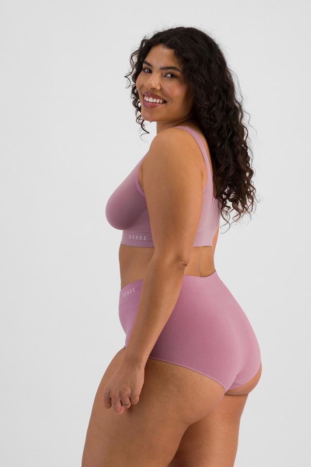 Laura (She/Her) wears size 14 and is 165cm tall with 94cm chest and 76cm waist
