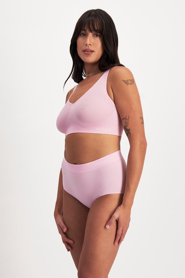 Leah (She/Her) wears size 14 and is 185cm tall