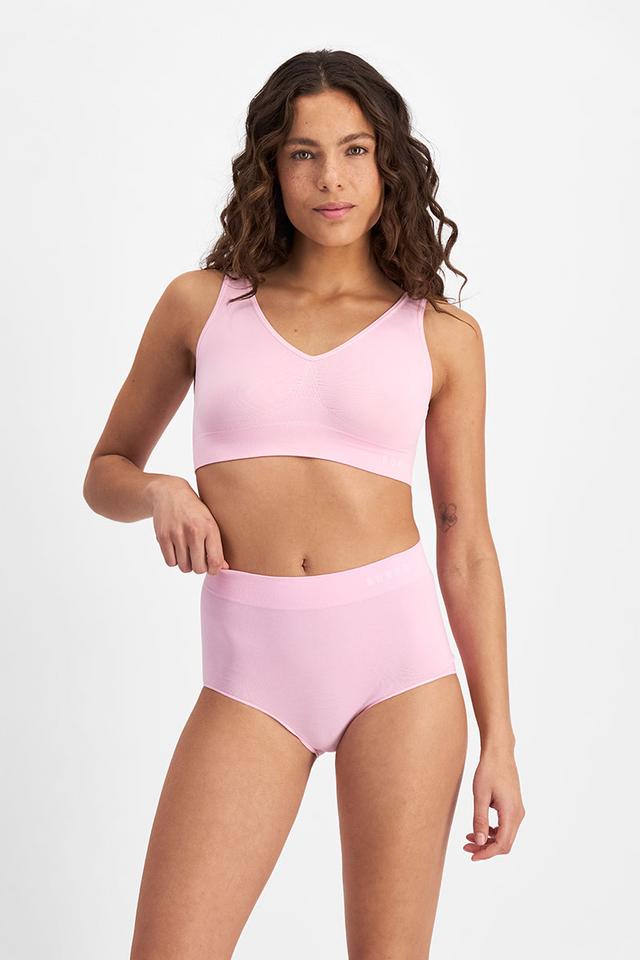 Steph (She/Her) wears size 10 and is 170cm tall with 81cm chest and 66cm waist
