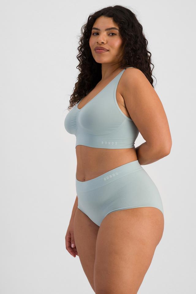 Laura (She/Her) wears size 14 and is 165cm tall with 94cm chest and 76cm waist