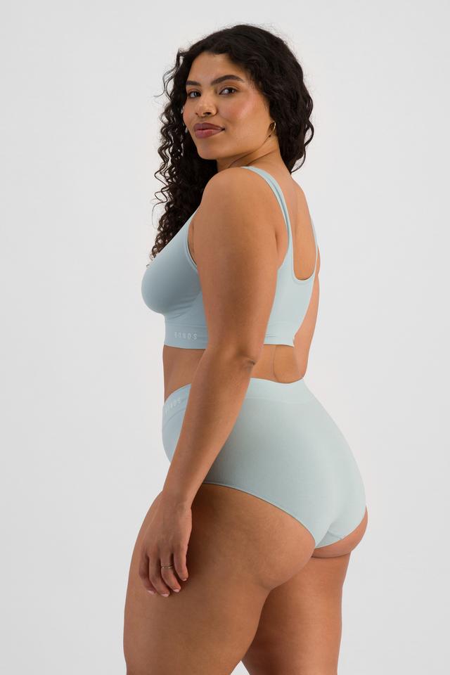 Laura (She/Her) wears size 14 and is 165cm tall with 94cm chest and 76cm waist