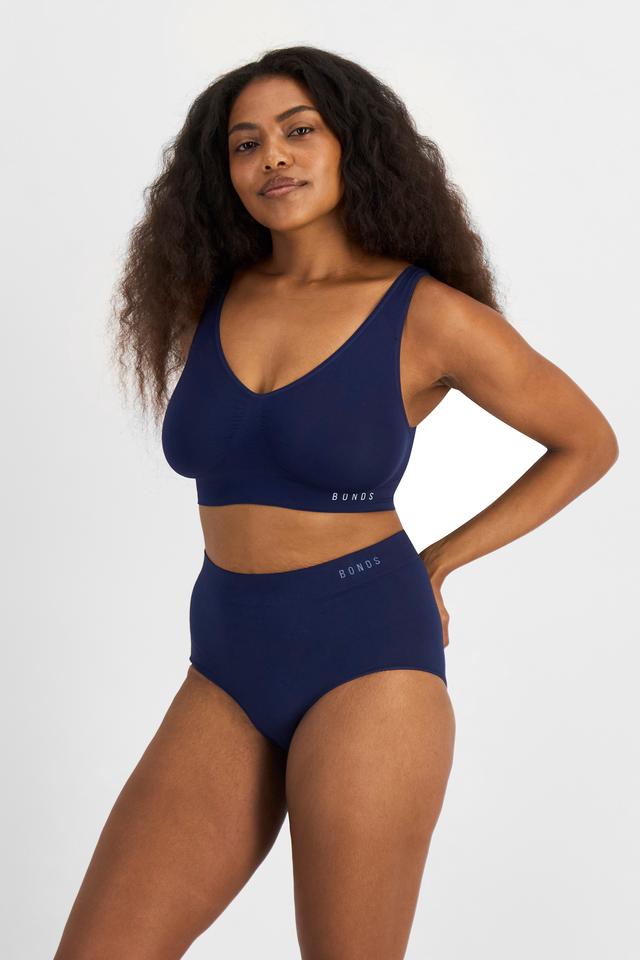Cassaera (She/Her) wears size 14 and is 180cm tall with 107cm chest and 82cm waist
