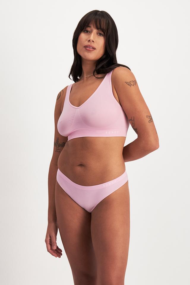 Leah (She/Her) wears size 14 and is 185cm tall