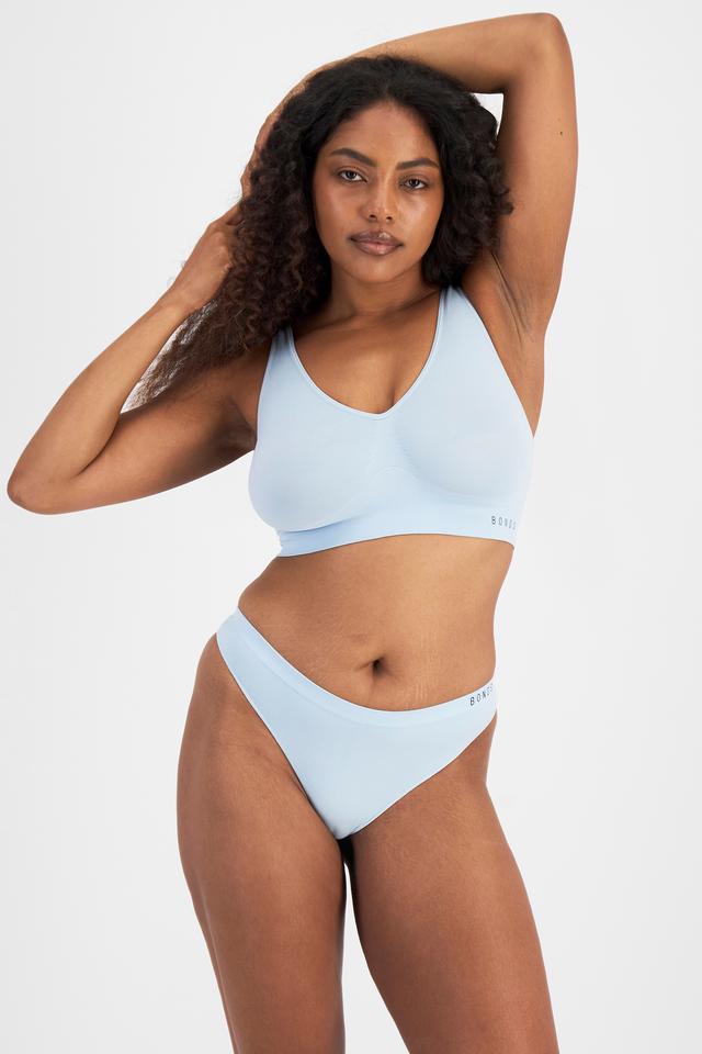 Cassaera (She/Her) wears size 14 and is 180cm tall with 107cm chest and 82cm waist