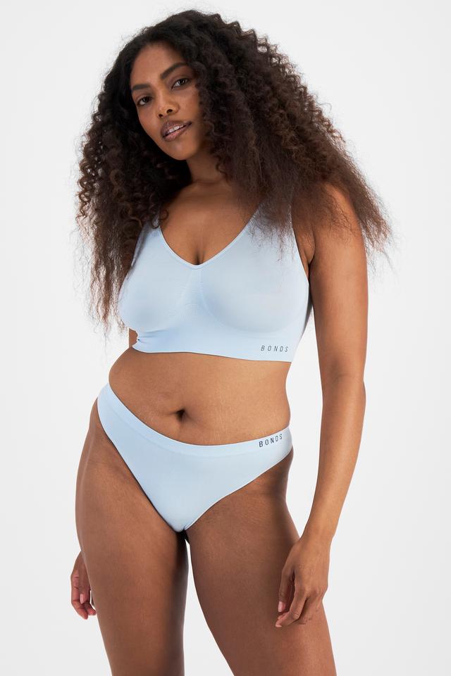 Cassaera (She/Her) wears size 14 and is 180cm tall with 107cm chest and 82cm waist
