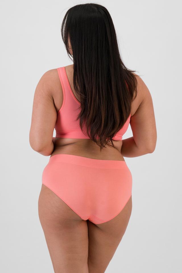 Chloe (She/Her) wears size 14 and is 165cm tall with 95cm chest and 78cm waist