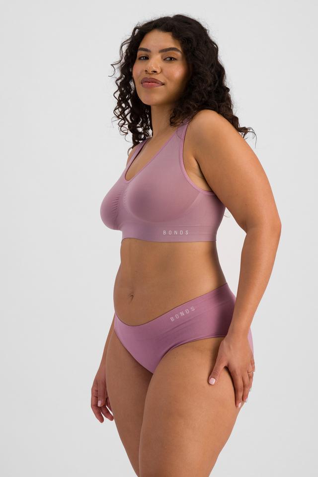 Laura (She/Her) wears size 14 and is 165cm tall with 94cm chest and 76cm waist
