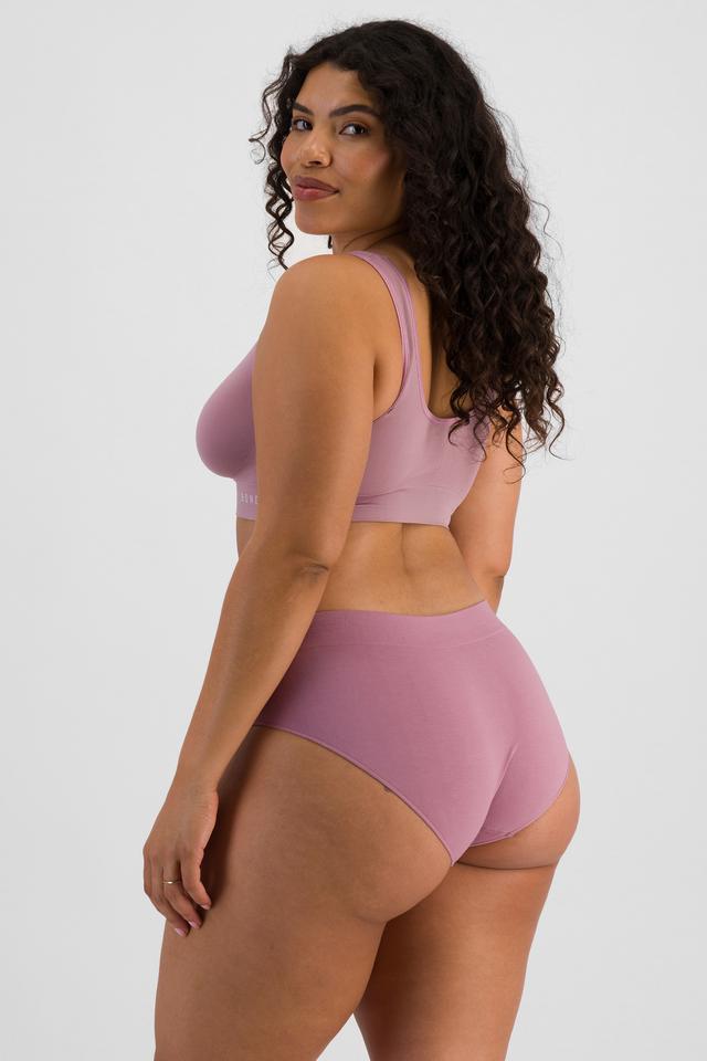 Laura (She/Her) wears size 14 and is 165cm tall with 94cm chest and 76cm waist