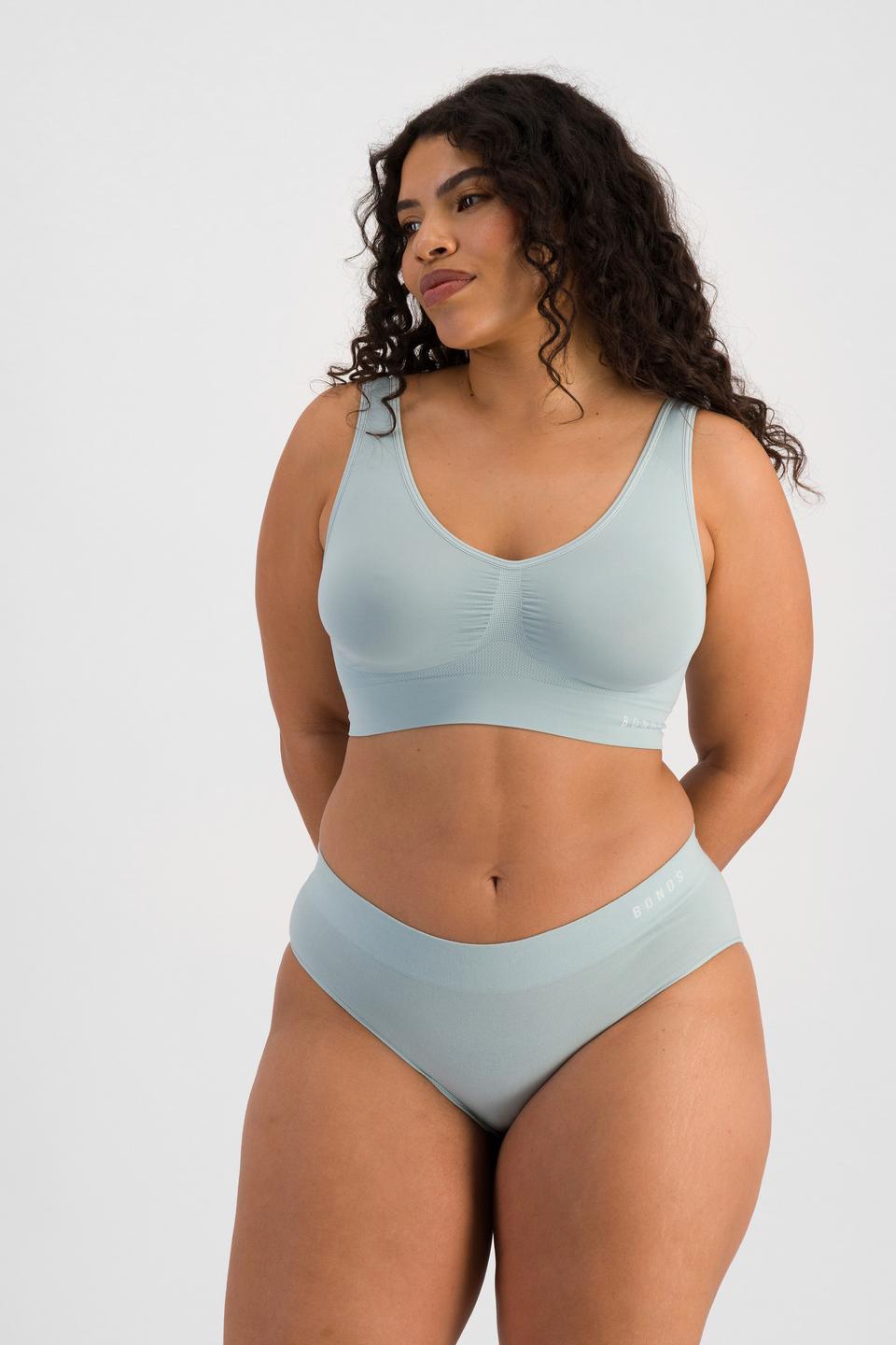 Laura (She/Her) wears size 14 and is 165cm tall with 94cm chest and 76cm waist