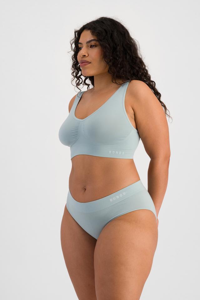 Laura (She/Her) wears size 14 and is 165cm tall with 94cm chest and 76cm waist