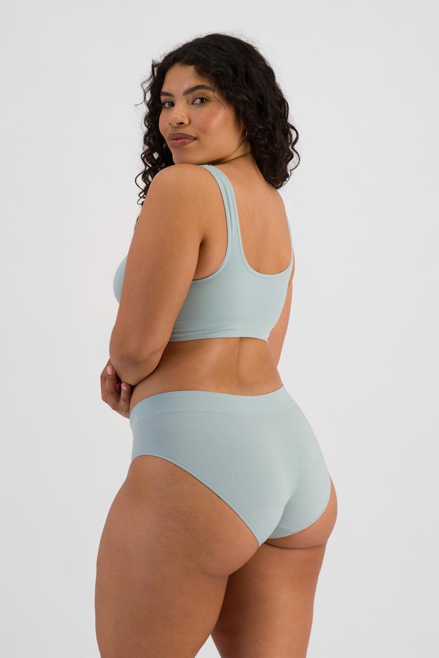 Laura (She/Her) wears size 14 and is 165cm tall with 94cm chest and 76cm waist