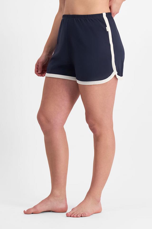 Zoe (She/Her) wears size L and is 170cm tall with 98cm chest and 85cm waist