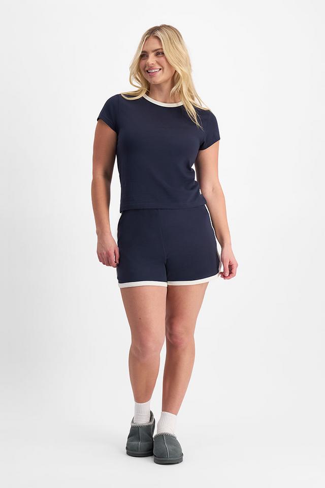 Zoe (She/Her) wears size L and is 170cm tall with 98cm chest and 85cm waist
