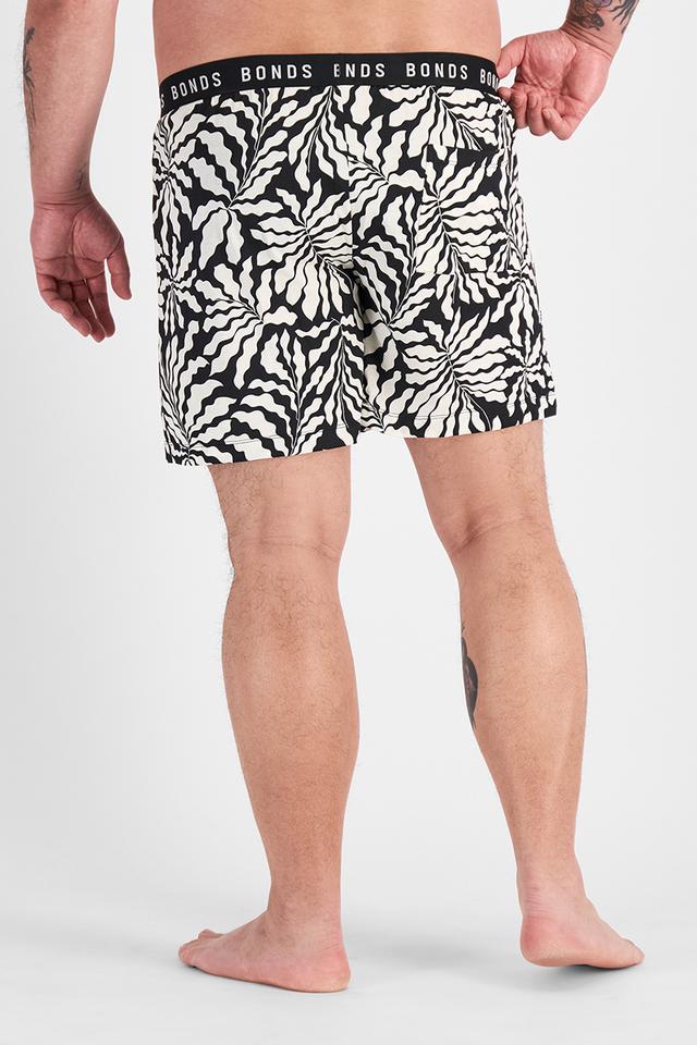 Mike (He/Him) wears size XL and is 180cm tall with 120cm chest and 96cm waist