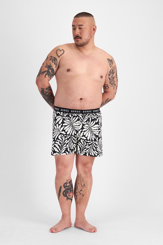 Mike (He/Him) wears size XL and is 180cm tall with 120cm chest and 96cm waist