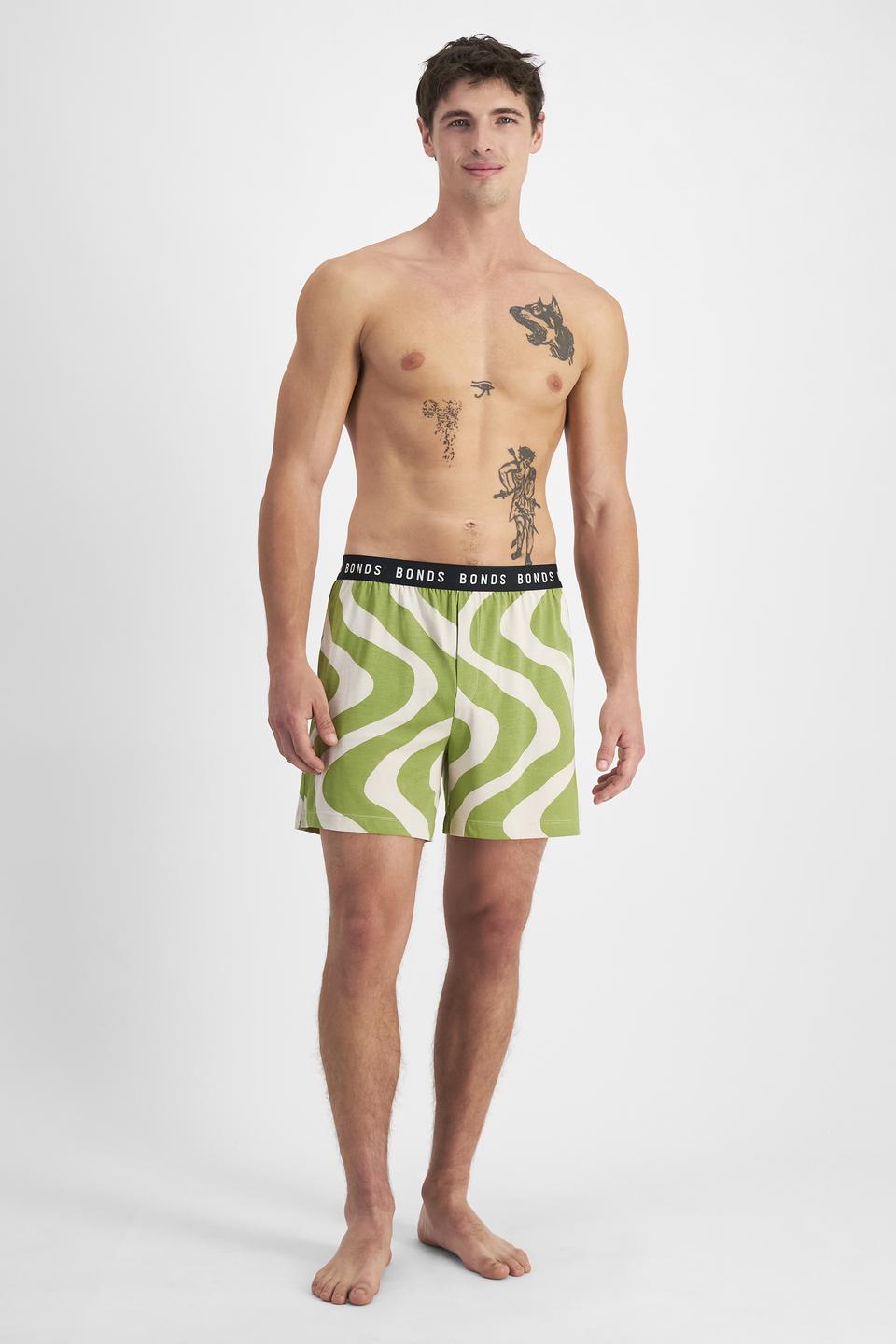 JOSH (He/Him) wears size M and is 185.48cm tall with 99cm chest and 81cm waist