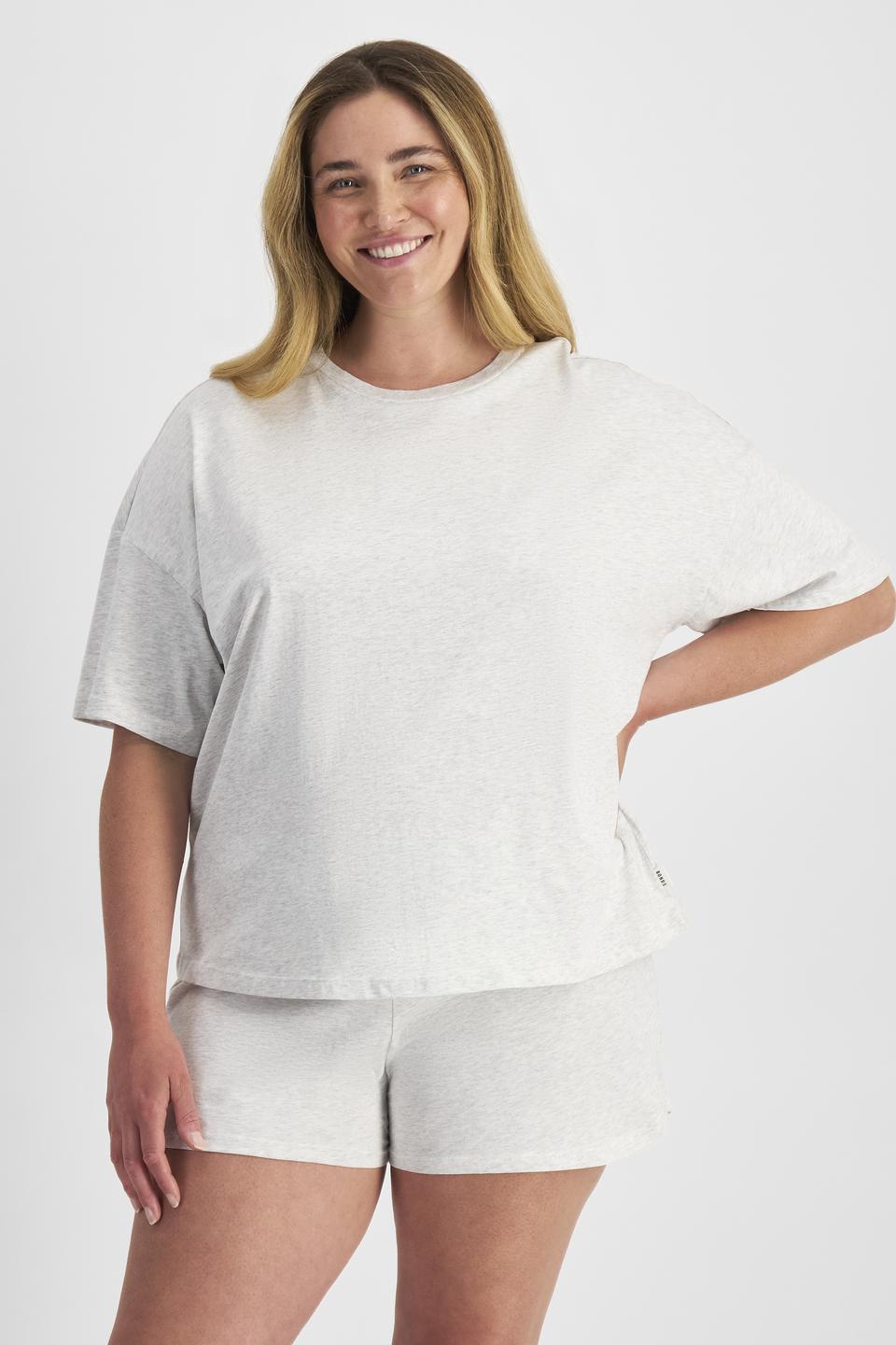 Chanel (She/Her) wears size L and is 176cm tall with 104cm chest and 89cm waist