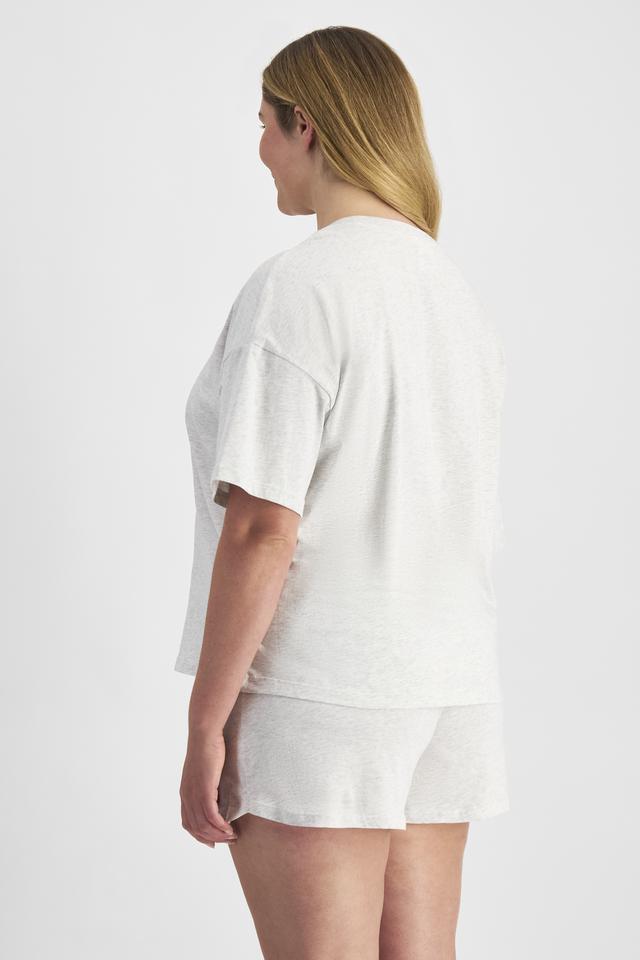 Chanel (She/Her) wears size L and is 176cm tall with 104cm chest and 89cm waist
