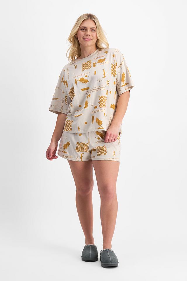 Zoe (She/Her) wears size L and is 170cm tall with 98cm chest and 85cm waist